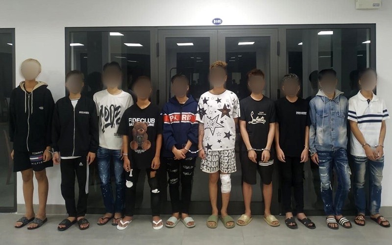 Nhóm thanh, thiếu niên bị Công an quận Hoàn Kiếm bắt giữ để điều tra hành vi cướp tài sản