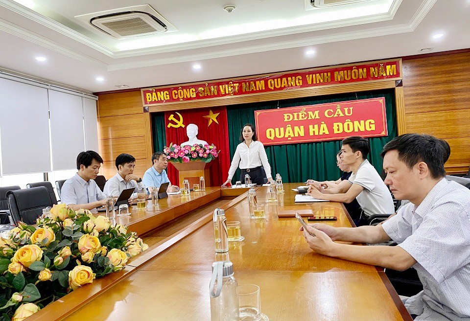 Đ/c Cấn Thị Việt Hà, Chủ tịch UBND quận, Trưởng BCĐ ATTP quận Hà Đông phát biểu tham luận tại H​ội nghị.