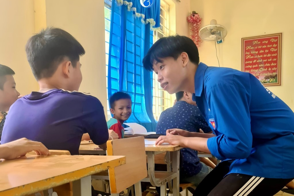 Sinh viên tình nguyện Thủ đô dạy học cho các em nhỏ 