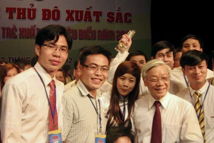 Anh Nguyễn Văn Khởi (thứ hai từ trái sang) cùng đảng viên trẻ tiêu biểu chụp ảnh cùng Tổng Bí thư Nguyễn Phú Trọng