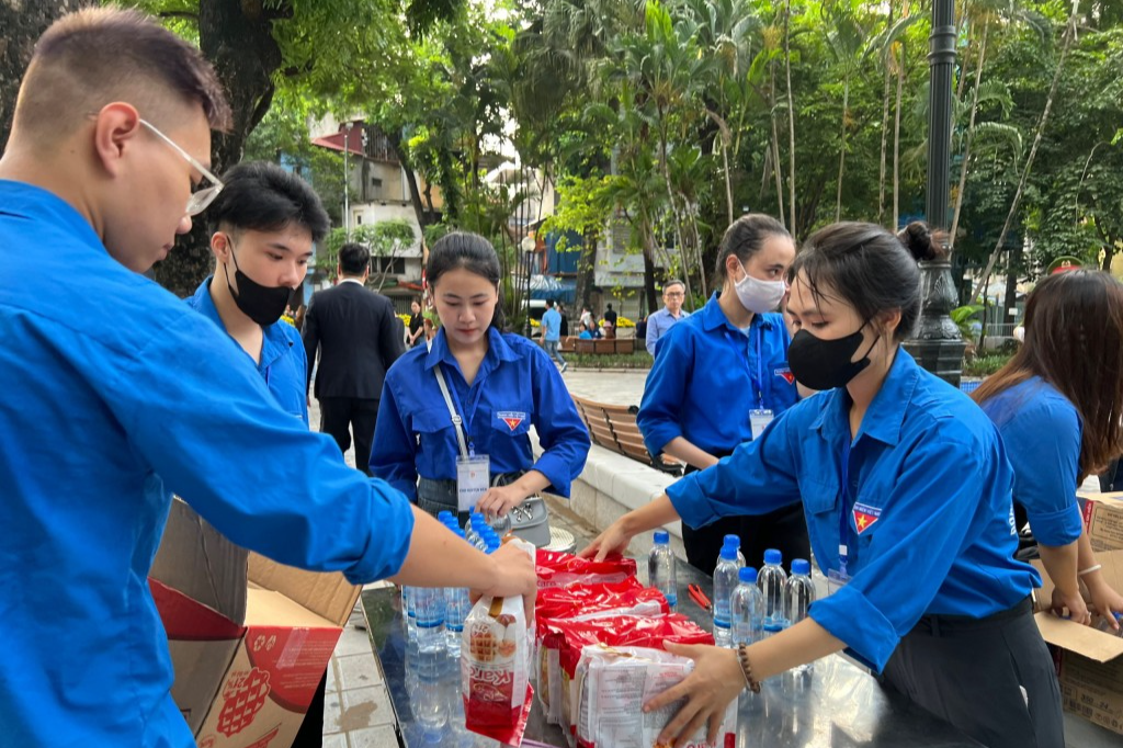Tình nguyện viên Thủ đô chuẩn bị vật phẩm hỗ trợ người dân đến viếng Tổng Bí thư Nguyễn Phú Trọng 