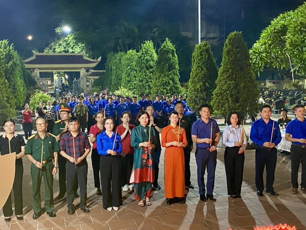 Đại diện lãnh đạo huyện Thanh Trì cùng đoàn viên, thanh niên dâng hương tưởng niệm anh hùng liệt sĩ