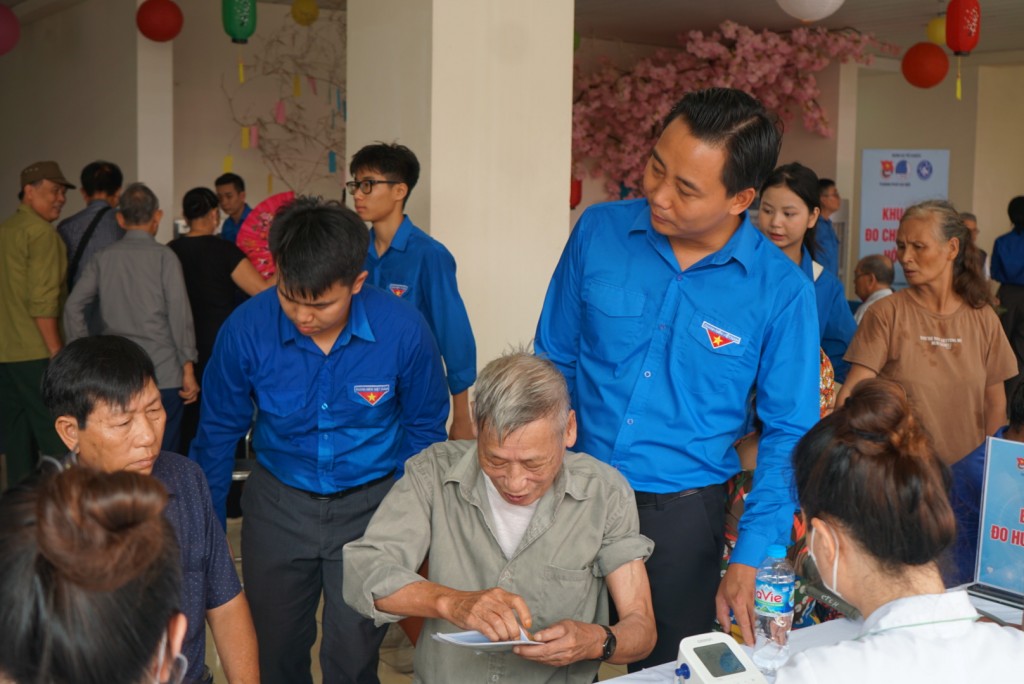 Hội LHTN Việt Nam thành phố Hà Nội và các đơn vị đồng hành đã tặng 700 suất quà an sinh trị giá 315 triệu đồng cho các đối tượng chính sách tới khám.
