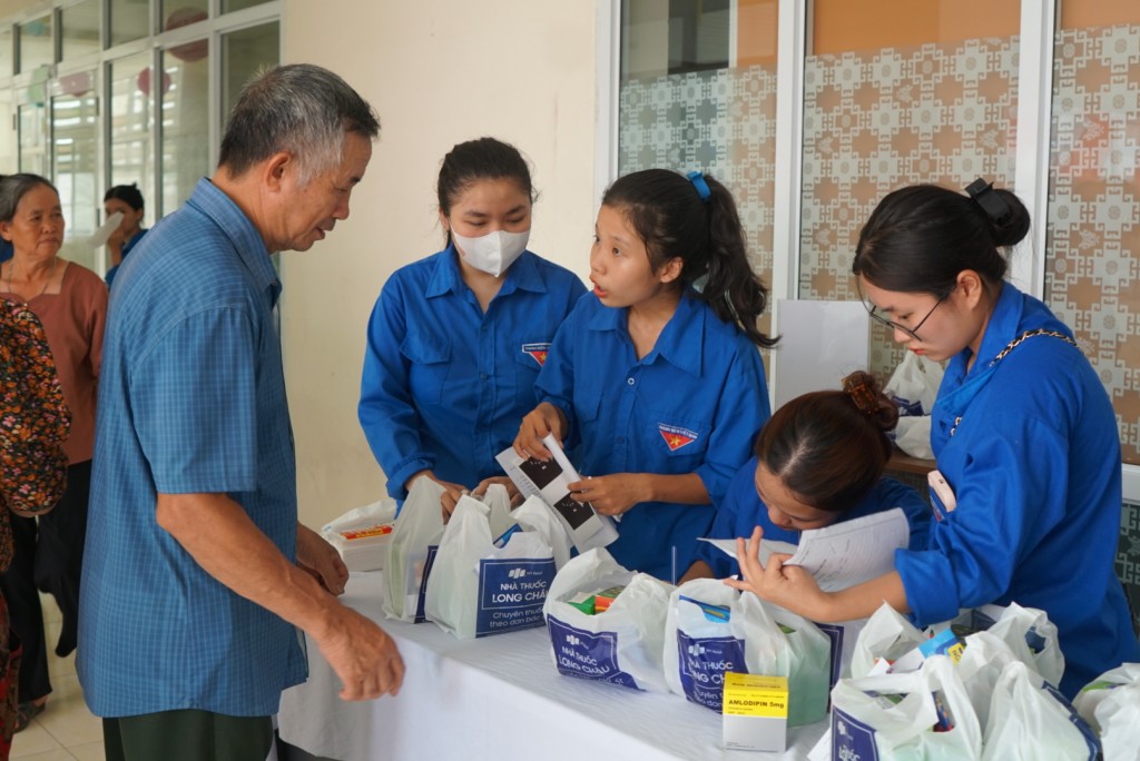 Lực lượng thanh niên tình nguyện được huy động để hỗ trợ hoạt động khám bệnh cho các y, bác sĩ và phát quà cho người dân đến khám.