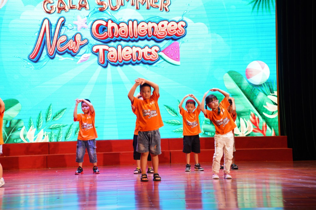 Các em học sinh tự tin biểu diễn trên sân khấu 