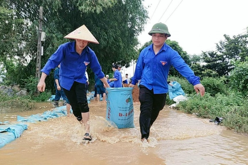 Thanh niên Quốc Oai xung kích hỗ trợ bà con vùng ngập lụt