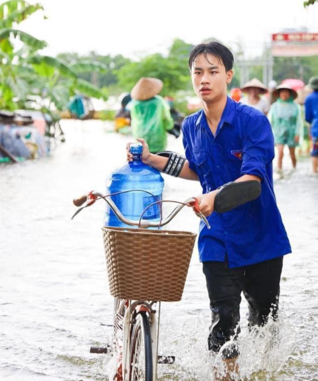 Thanh niên xã Cấn Hữu vận chuyển nước sạch đến các hộ dân 
