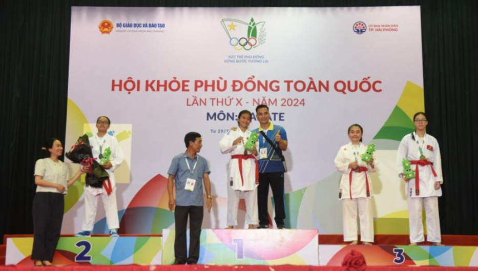 Học sinh Hà Nội được BTC trao Huy chương Vàng môn Karate