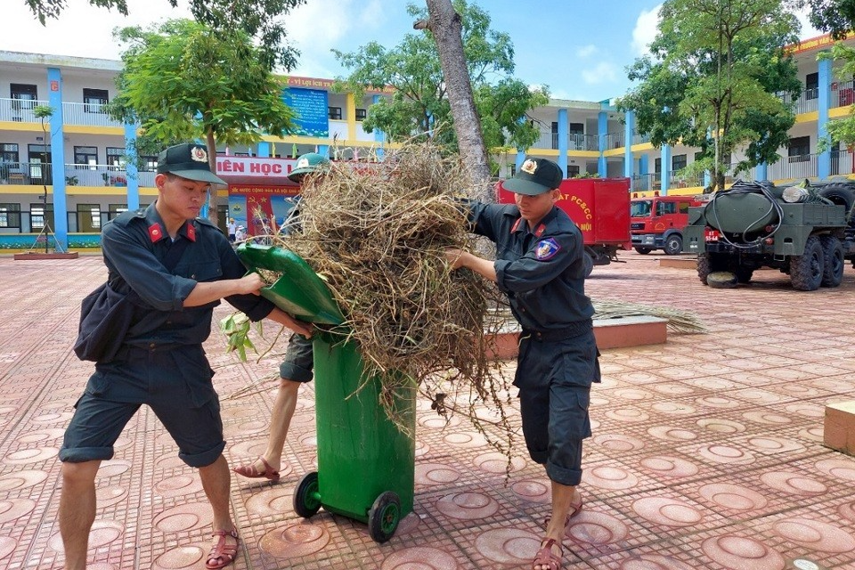 Các chiến sĩ Trường sĩ quan Đặc công giúp Nhân dân xã Nam Phương Tiến vệ sinh môi trường