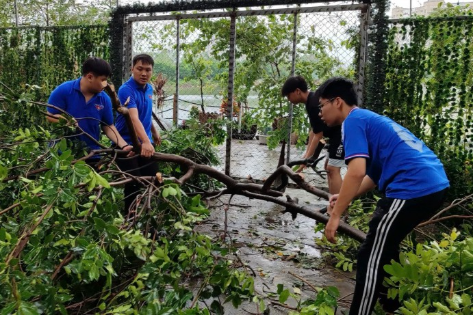 Thanh niên tình nguyện quận Hoàng Mai hỗ trợ dọn dẹp cây xanh bị gẫy đổ