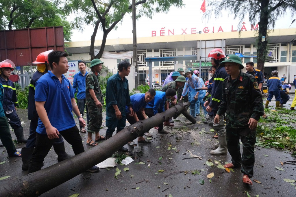 Xuyên đêm tình nguyện hỗ trợ khắc phục hậu quả bão số 3