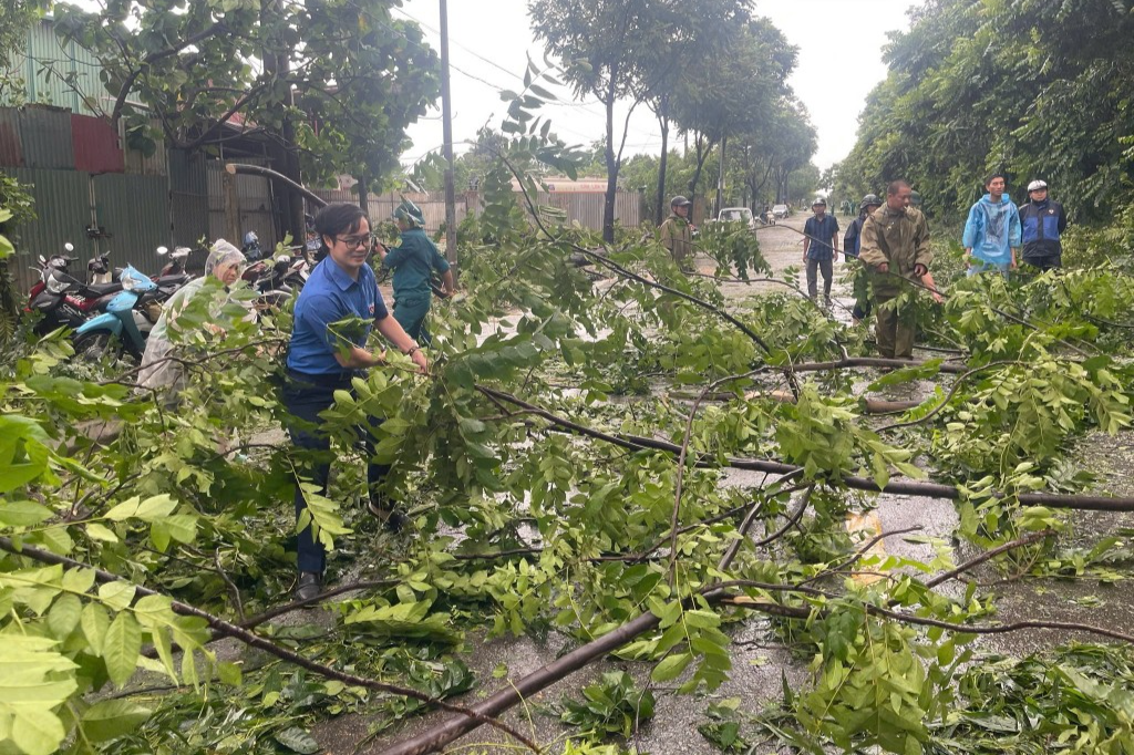 Tuổi trẻ Quốc Oai chung sức phòng, chống ngập lụt