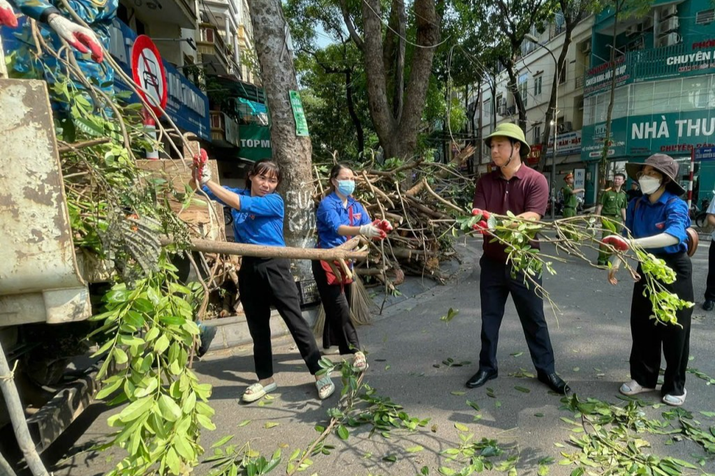 Phó Bí thư Quận ủy, Chủ tịch UBND quận Hoàng Mai Nguyễn Minh Tâm thăm, động viên thanh niên vệ sinh môi trường 