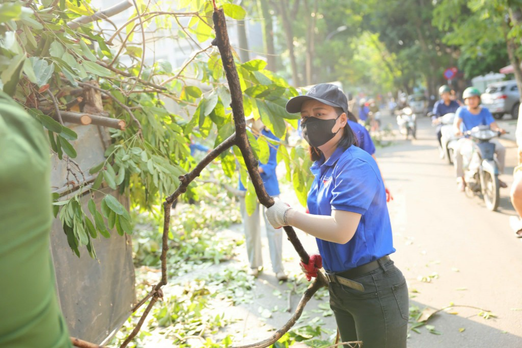 700 bạn trẻ Hoàng Mai góp sức để phố phường sạch đẹp sau bão