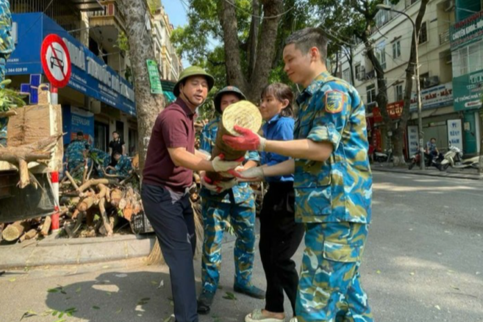 700 bạn trẻ Hoàng Mai góp sức để phố phường sạch đẹp sau bão