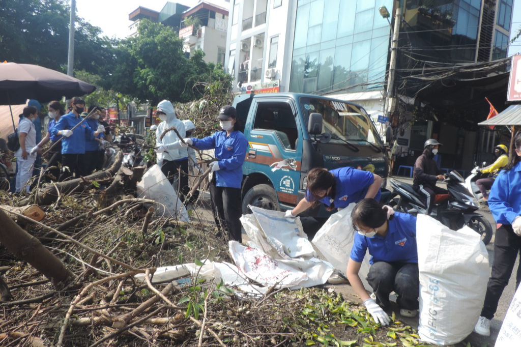 Đoàn viên, thanh niên phường Đại Kim thu gom rác thải trên tuyến phố Kim Giang 