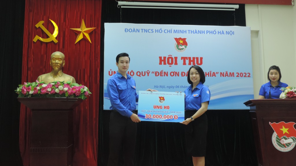 Trao gần 207 triệu đồng tới Quỹ “Đền ơn đáp nghĩa”