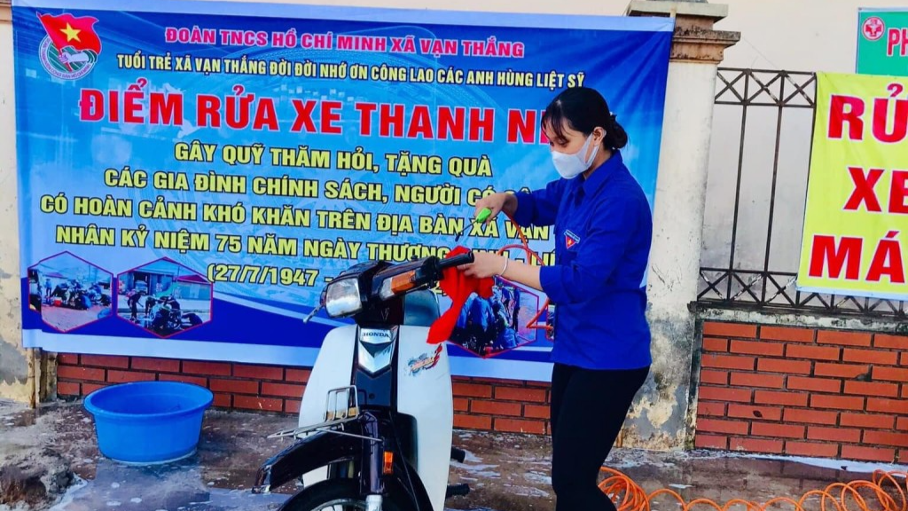 Bài 2: Điểm rửa xe của Đoàn, gây quỹ tặng gia đình có công