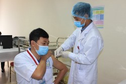 Thủ tướng chỉ đạo đẩy nhanh tiến độ tiêm vaccine phòng COVID-19