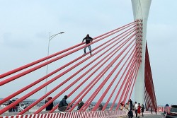 Hà Tĩnh: Dừng xe chụp ảnh trên cầu Cửa Hội, 3 tài xế bị xử phạt