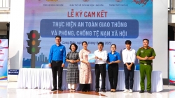 Bạn trẻ quận Long Biên ký cam kết chấp hành an toàn giao thông