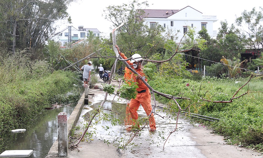 Cơn bão số 4 đã vào đất liền đến thời điểm 16 giờ chiều 28/9