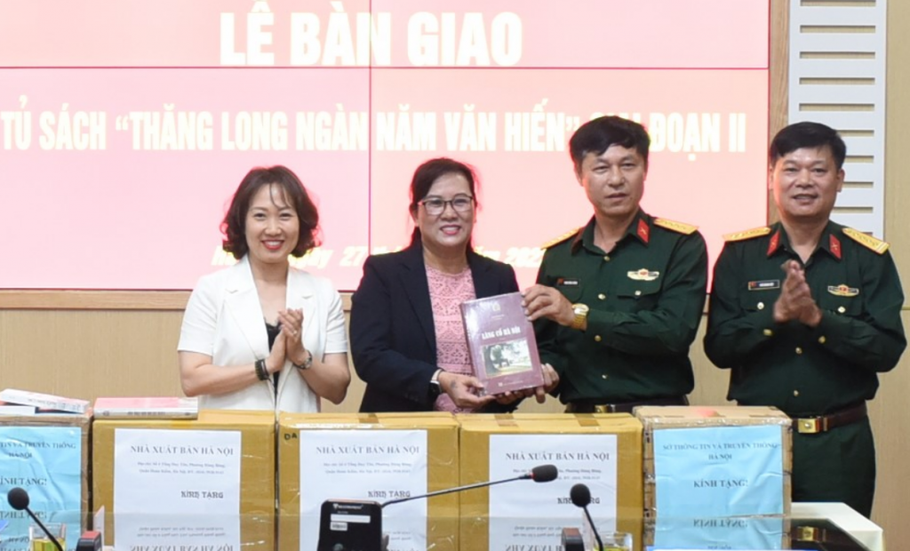 Bàn giao bộ sách thuộc “Tủ sách Thăng Long ngàn năm văn hiến” giai đoạn II cho Trường Quân sự Bộ Tư lệnh Thủ đô