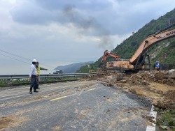 Khắc phục sạt lở đường đèo Hải Vân vẫn phải chờ phản hồi từ cơ quan chức năng