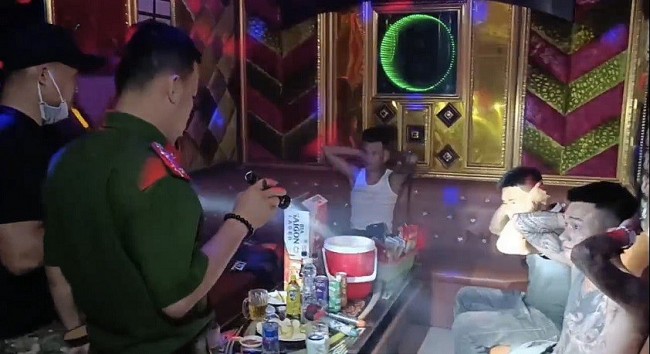 Nghệ An: Phát hiện 4 đối tượng sử dụng ma túy trong quán karaoke