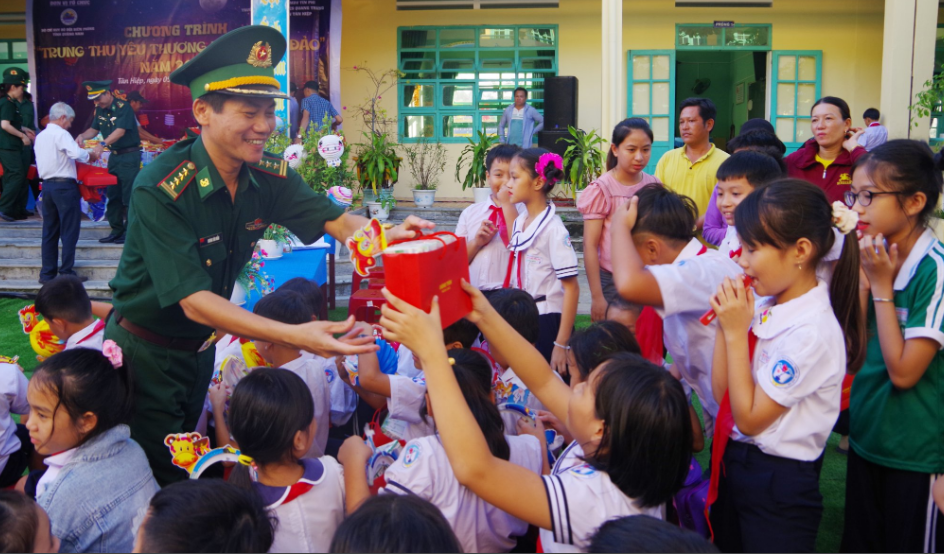 Bộ đội Biên phòng Quảng Nam chăm lo Tết cho người dân vùng biên