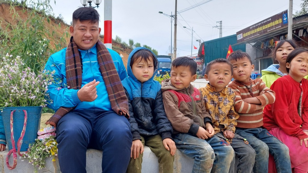 Chàng trai yêu màu áo xanh, đam mê tình nguyện