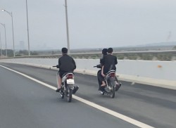 Quảng Ninh: Nhóm thanh niên đi xe máy hơn 100km/h trên cao tốc