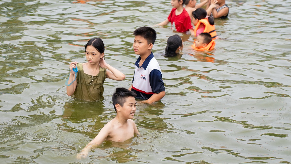 Ao bơi miễn phí gắn kết tình làng, nghĩa xóm