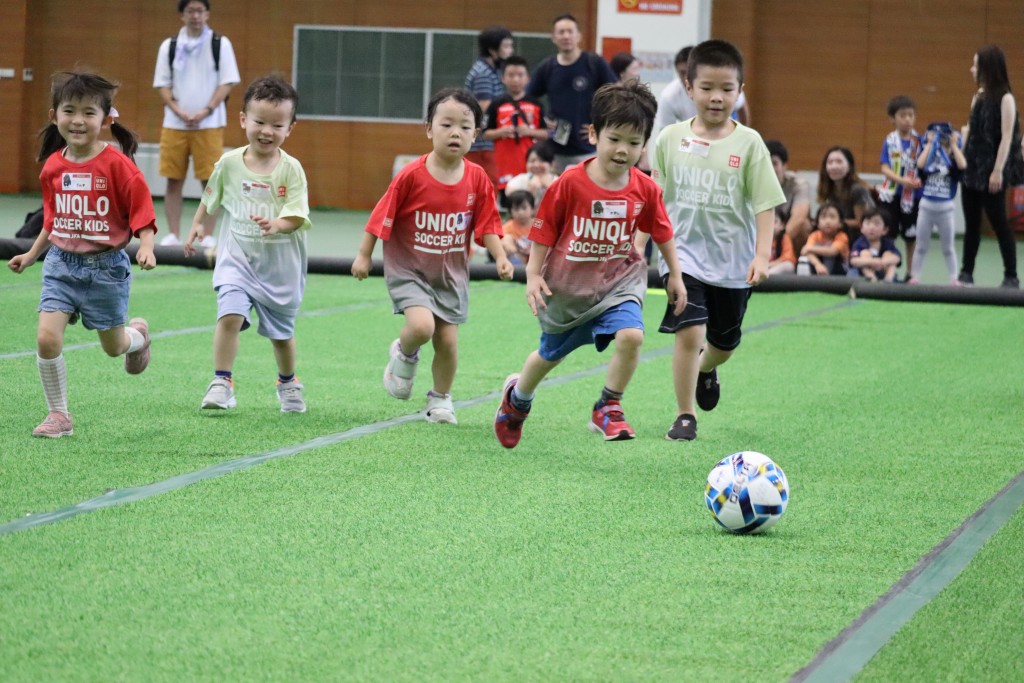 Hàng trăm cầu thủ nhí hào hứng tranh tài tại giải JFA Uniqlo Soccer Kids