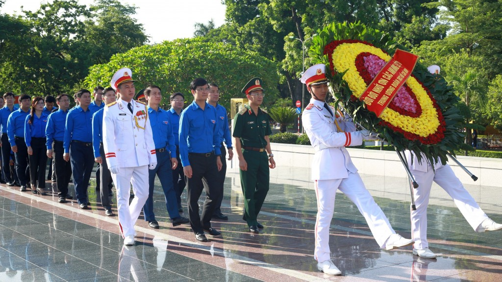 Đoàn đại biểu Trung ương Đoàn dâng hoa tưởng niệm các anh hùng liệt sĩ