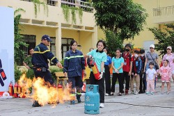 Người dân và học sinh Thủ đô leo xe thang, đu dây trải nghiệm kỹ năng chữa cháy