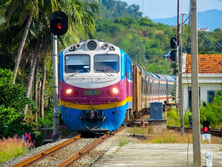 Bắt đầu mở bán rộng rãi 200.000 vé tàu Tết 2024 từ sáng nay