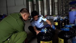 Hưng Yên: Tiêu hủy gần 7.000 lít rượu không đảm bảo chất lượng