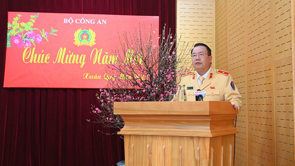 Thiếu tướng Nguyễn Văn Trung báo cáo tóm tắt tình hình, kết quả công tác bảo đảm TTATGT