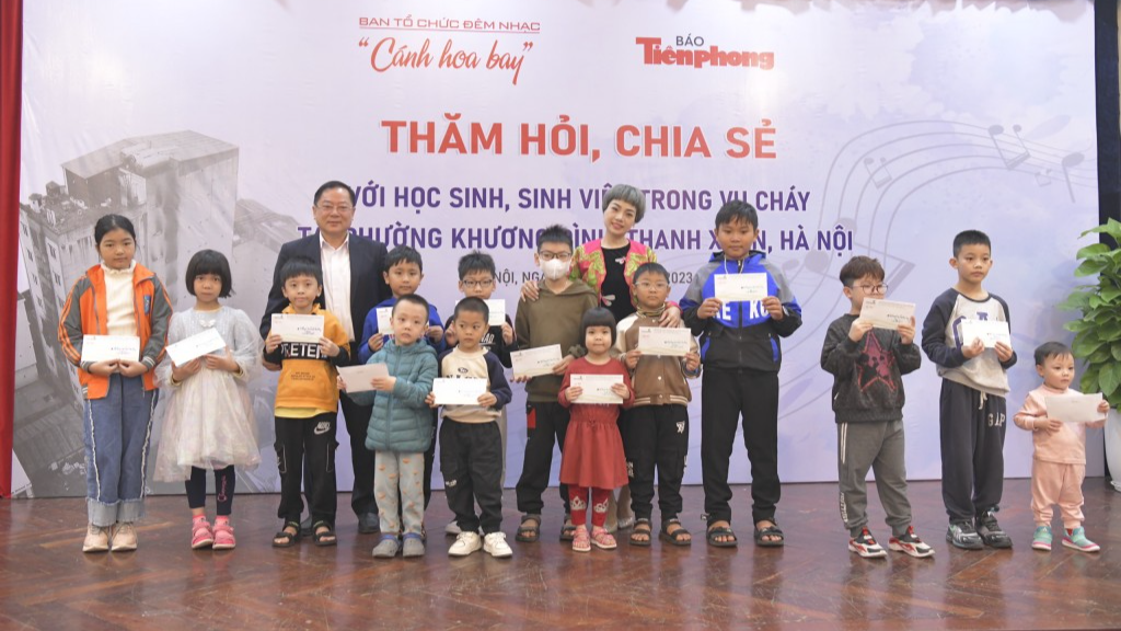 34 suất quà tặng học sinh, sinh viên trong vụ cháy chung cư mini