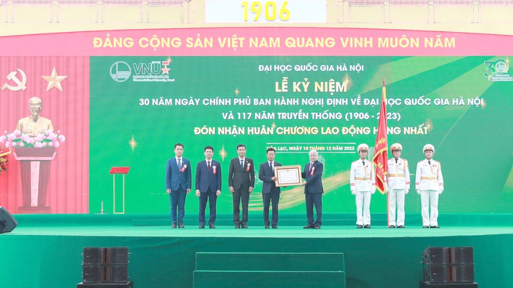 Đại học Quốc gia Hà Nội đón nhận Huân chương Lao động hạng Nhất