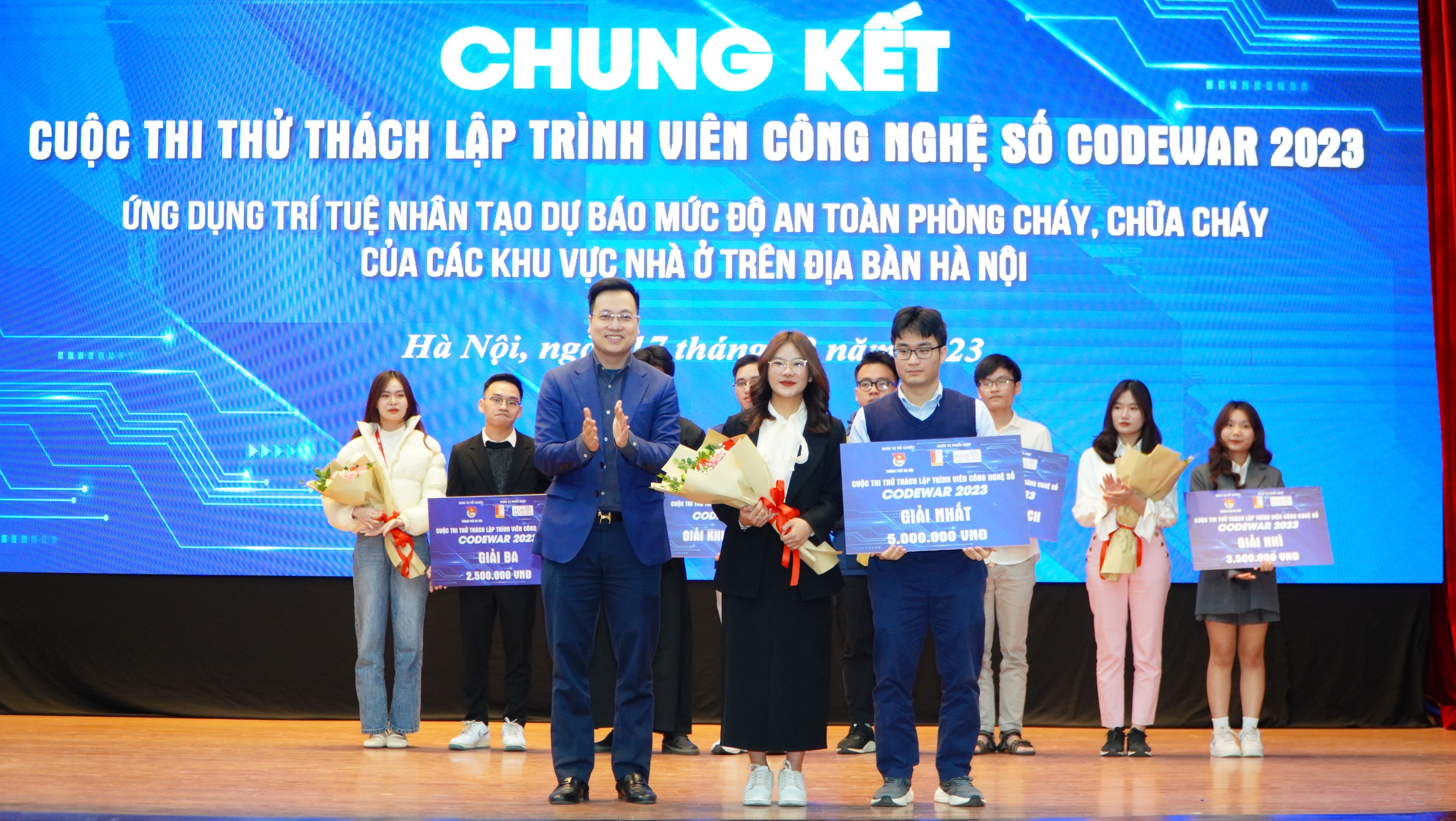 Đội thi 4-to-Five xuất sắc vô địch Codewar 2023