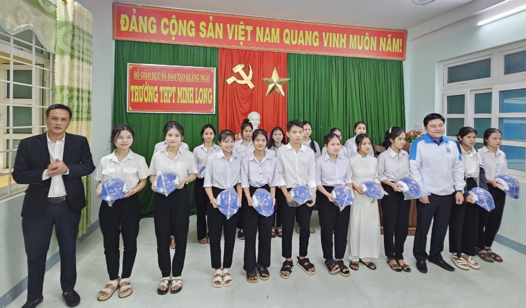 Báo Tuổi trẻ Thủ đô trao tặng mũ bảo hiểm cho học sinh