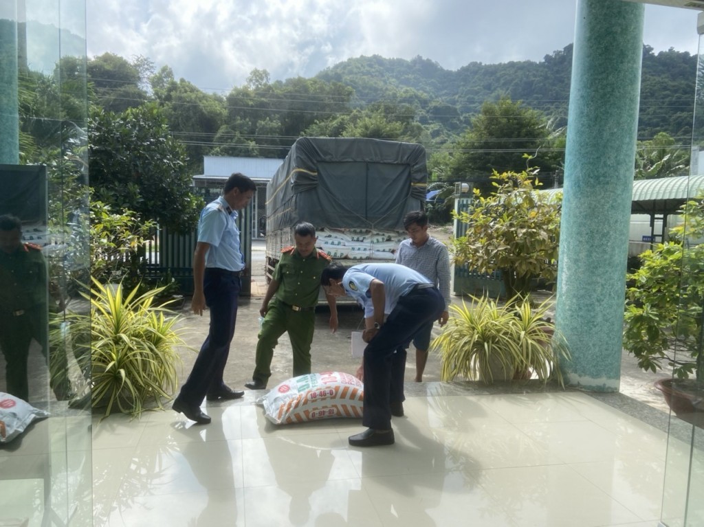 Liên tục phát hiện nhiều đại lý kinh doanh phân bón kém chất lượng