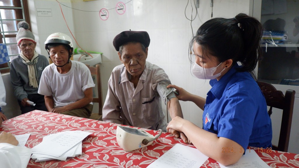 Thăm khám và phát thuốc miễn phí cho 200 người dân có hoàn cảnh khó khăn (Ảnh Đ.Minh)