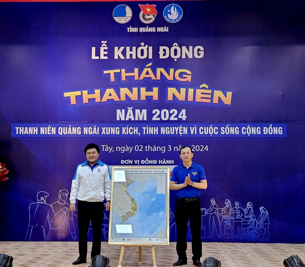 Đại diện lãnh đạo Tỉnh Đoàn Quảng Ngãi tặng bản đồ Quốc gia Việt Nam cho cấp đoàn cơ sở.