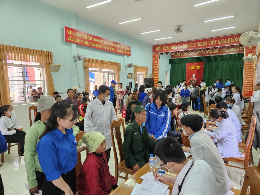 Toàn cảnh buổi chữa khám bệnh cho người dân tại xã Sơn Màu, huyện Sơn Tây do Tỉnh Đoàn Quảng Ngãi phối hợp.