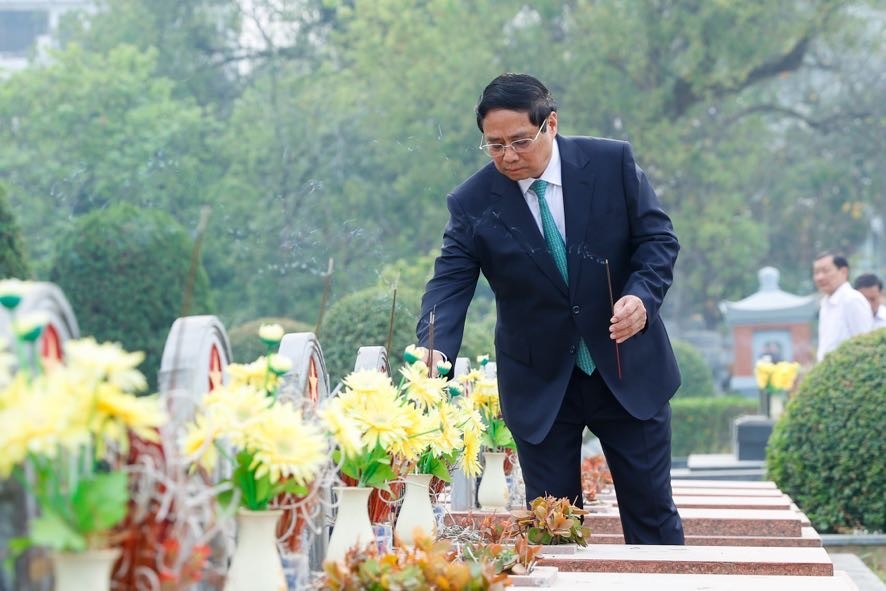 Trước cuộc gặp mặt, Thủ tướng Phạm Minh Chính và các đại biểu đã dâng hương, viếng các anh hùng, liệt sĩ tại nghĩa trang A1 ở thành phố Điện Biên Phủ - Ảnh: