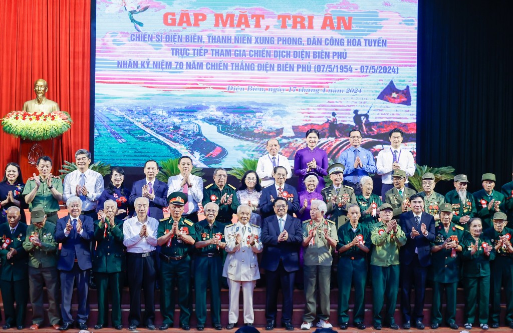 Thủ tướng Phạm Minh Chính và các cựu chiến binh, thanh niên xung phong, dân công hỏa tuyến tham gia chiến dịch Điện Biên Phủ - Ảnh: VGP/Nhật Bắc