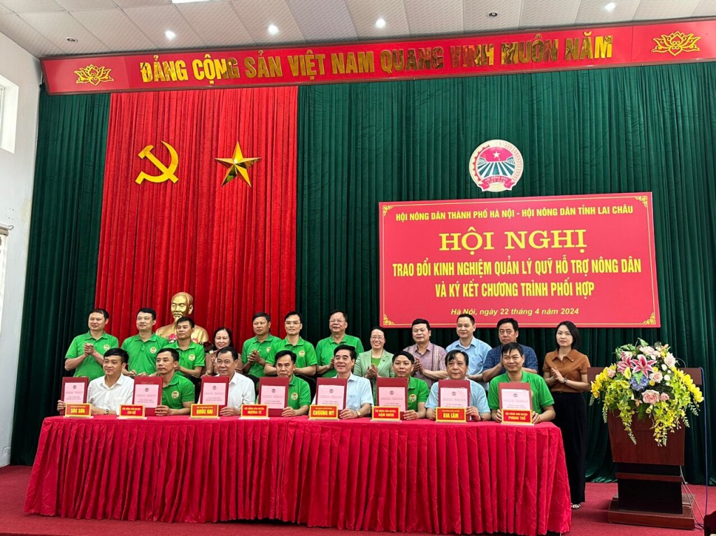 Hội Nông dân 2 tỉnh, thành phố ký kết chương trình phối hợp. Ảnh: Hội Nông dân thành phố Hà Nội